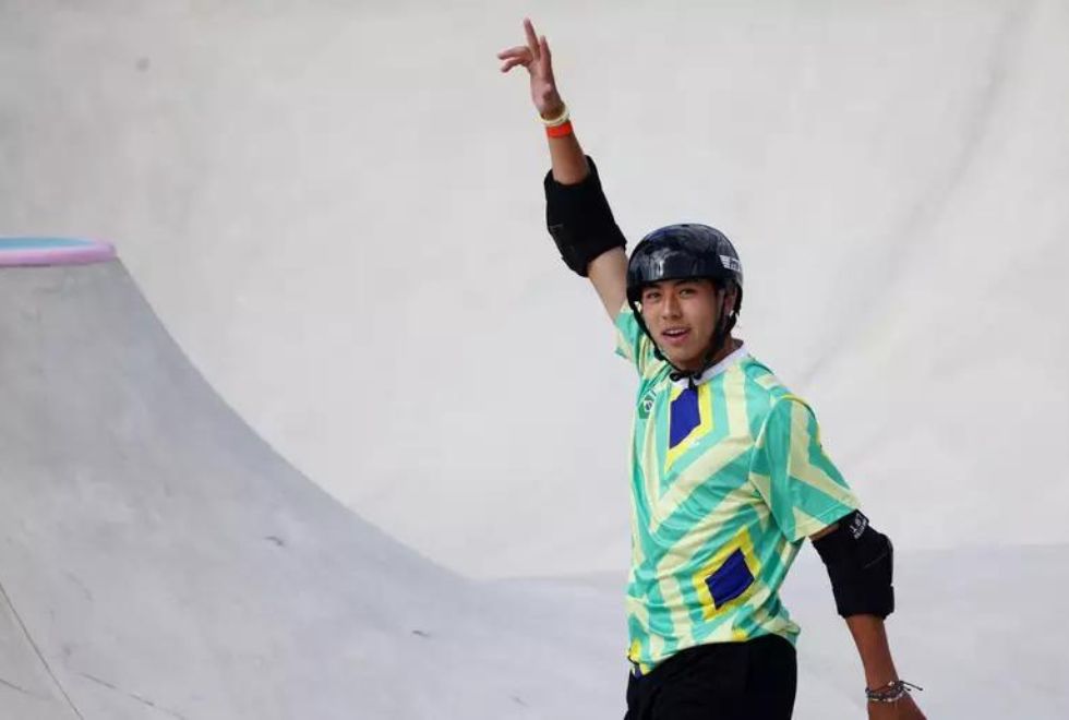 Bronze! Augusto Akio conqusita medalha no skate park em Paris