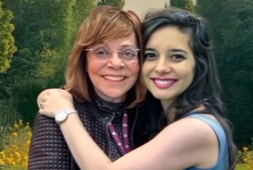 Gloria Perez se emociona ao abraçar a filha em vídeo feito por IA Gloria