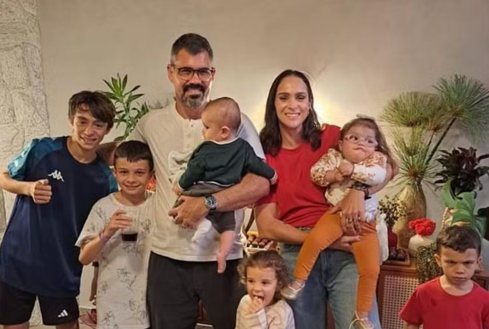 Pai de seis, Juliano Cazarré revela se planeja ter mais filhos