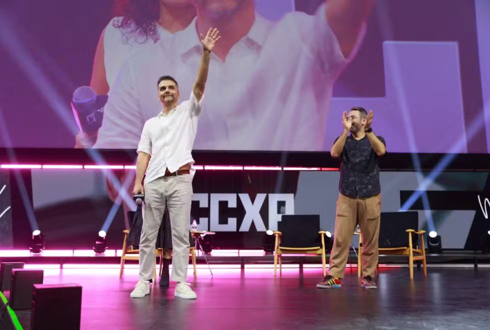 Com muito samba no pé, Wagner Moura é homenageado no CCXP