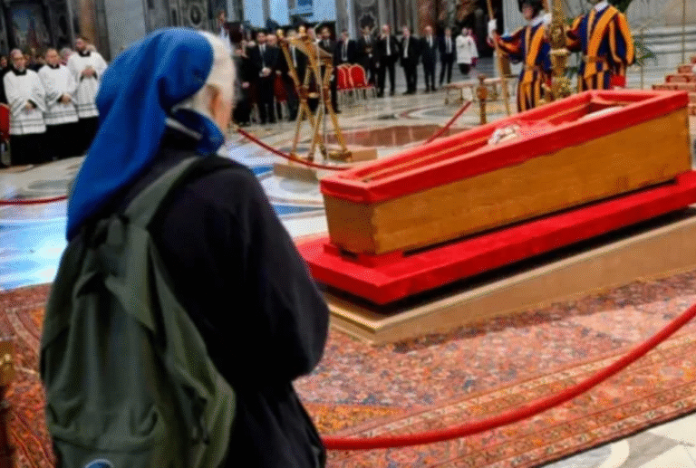 Freira se aproxima do caixão do Papa Francisco e quebra protocolo