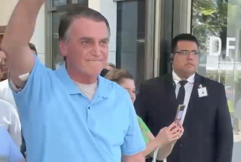 Jair Bolsonaro recebe alta de hospital em Brasília