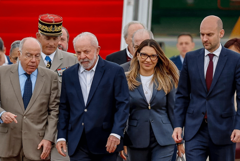 Lula chega a Paris e é recebido aos gritos de “guerreiro do povo brasileiro” lula