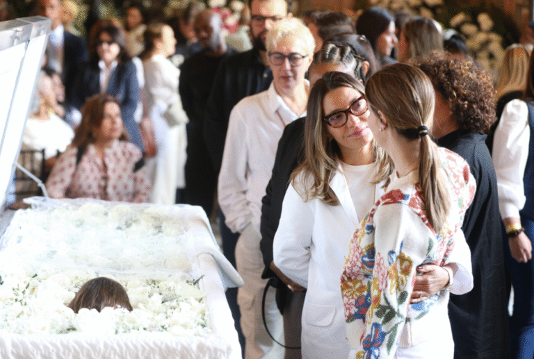 Janja e ministra da Cultura vão ao velório de Preta Gil no Theatro Municipal do Rio janja