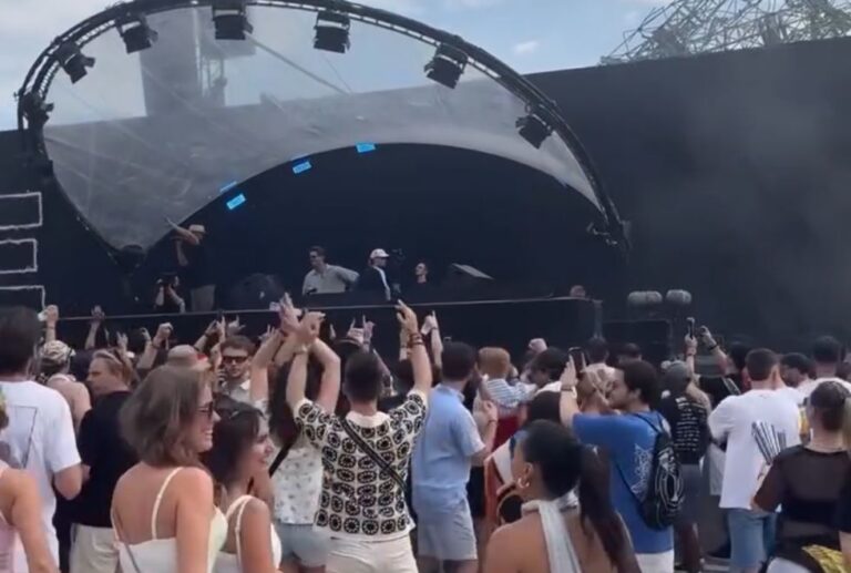 Tomorrowland reergue palco principal a tempo da abertura