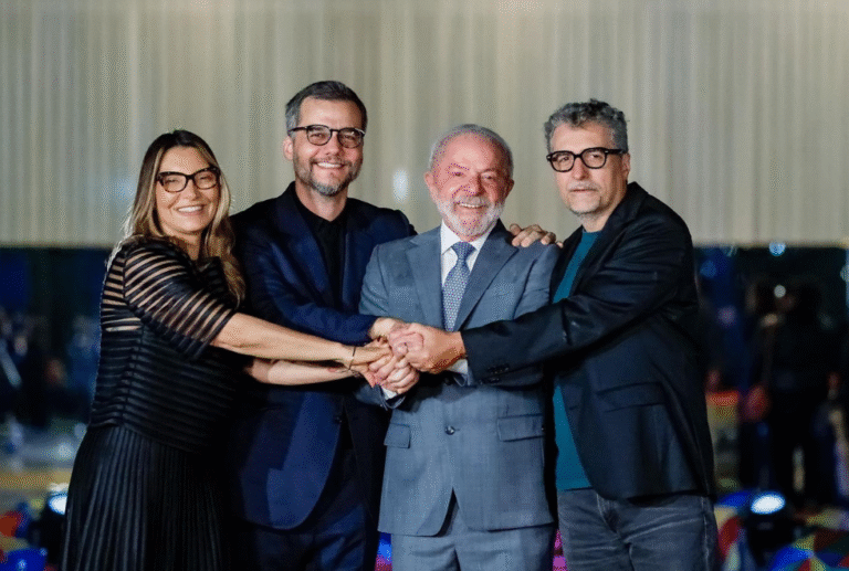 Ao som de frevo, Lula recebe elenco de ‘O Agente Secreto’ no Alvorada lula
