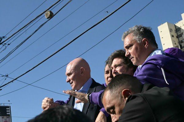 Milei é retirado de evento após caravana ser atacada com pedras