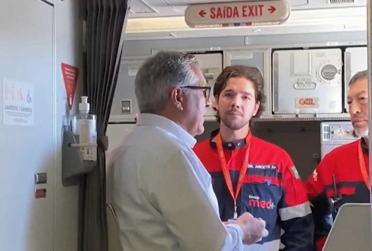 Ministro da Saúde, Alexandre Padilha, socorre passageira em voo