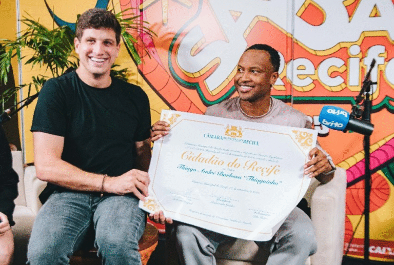 Thiaguinho recebe títulos de cidadão recifense e pernambucano Thiaguinho