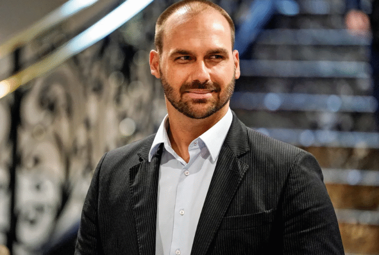 PGR denuncia Eduardo Bolsonaro e Paulo Figueiredo por coação