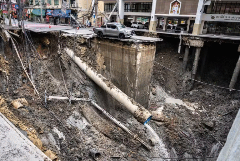 Cratera de 50 metros se abre em frente a hospital em Bangkok