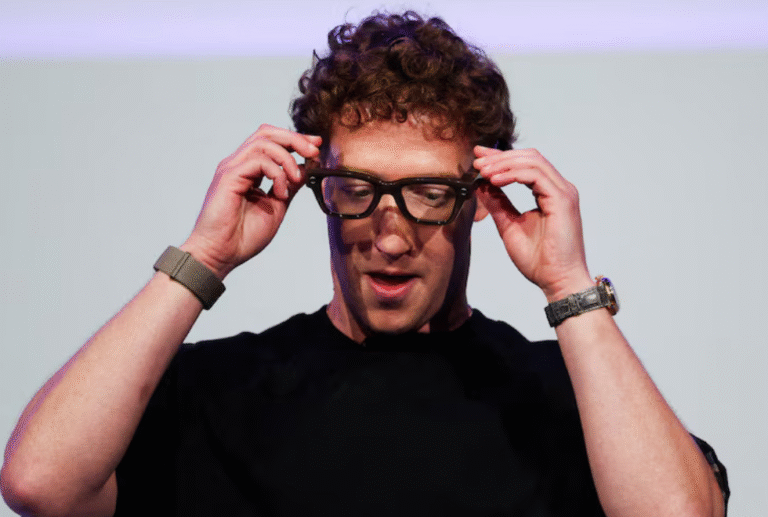 Meta lança óculos com tela embutida e pulseira que lê gestos das mãos meta