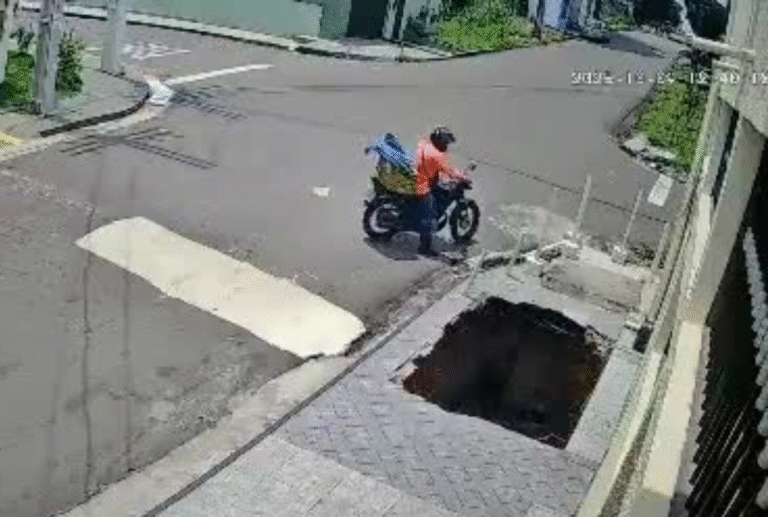 SUSTO! Homem é “engolido” por buraco após calçada ceder em Manaus; veja o vídeo