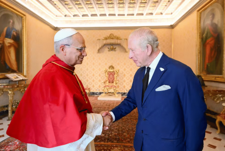 Encontro histórico: rei Charles III e papa Leão XIV rezam juntos no Vaticano