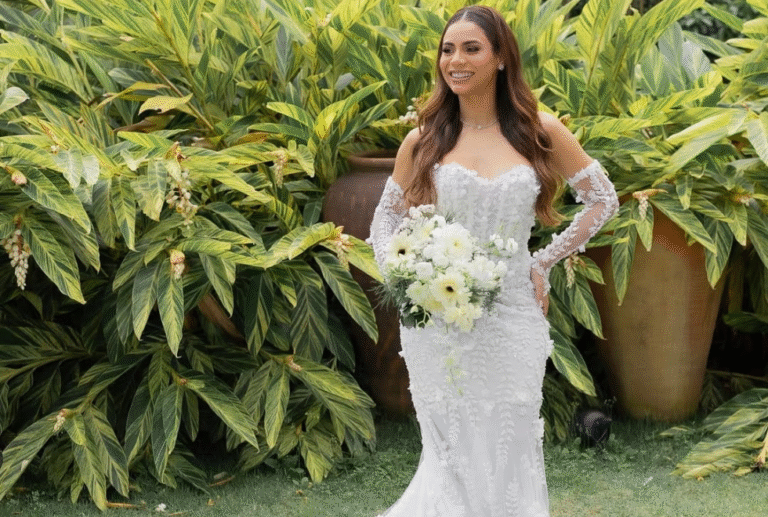 Lexa surge deslumbrante com vestido de noiva para casamento