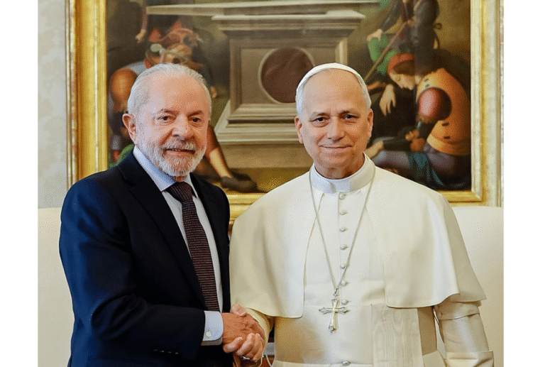 Lula se reúne com o Papa Leão XIV no Vaticano e o convida para a COP30, em Belém lula