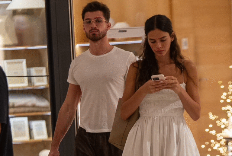 Bruna Marquezine e João Guilherme vão às compras em shopping, no Rio bruna
