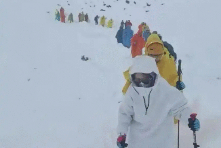 Nevasca na China deixa centenas de pessoas presas no Everest