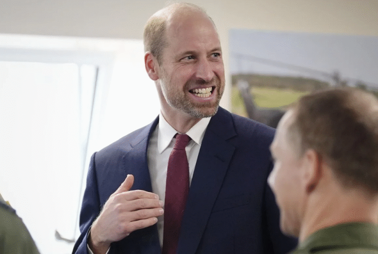 Príncipe William esbanja simpatia ao atender fãs em Belém