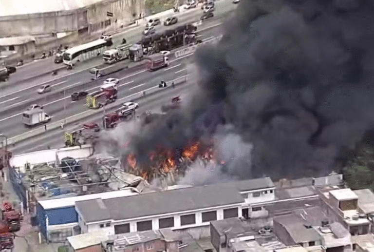 Incêndio atinge depósito de produtos químicos em São paulo