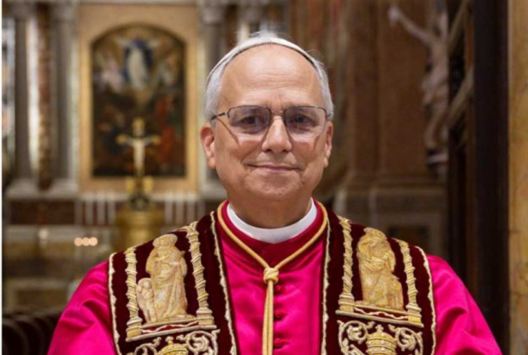 Papa Leão XIV é eleito uma das pessoas mais bem vestidas de 2025 pela Vogue