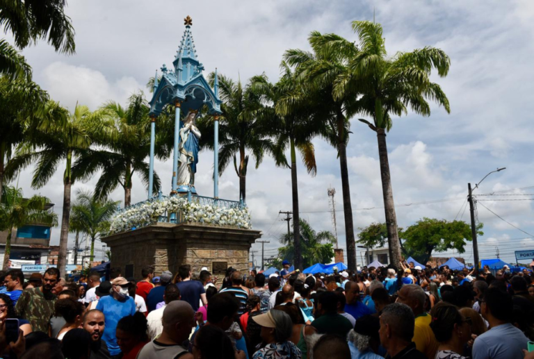 Fiéis sobem o Morro da Conceição para agradecer e pedir graças, no Recife