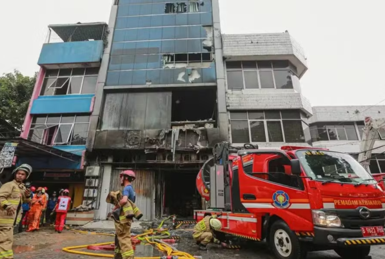 Incêndio em prédio na Indonésia deixa ao menos 22 mortos