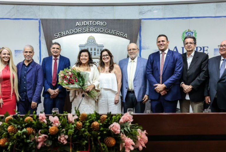Regina Casé recebe títulos de cidadã pernambucana e recifense na Alepe