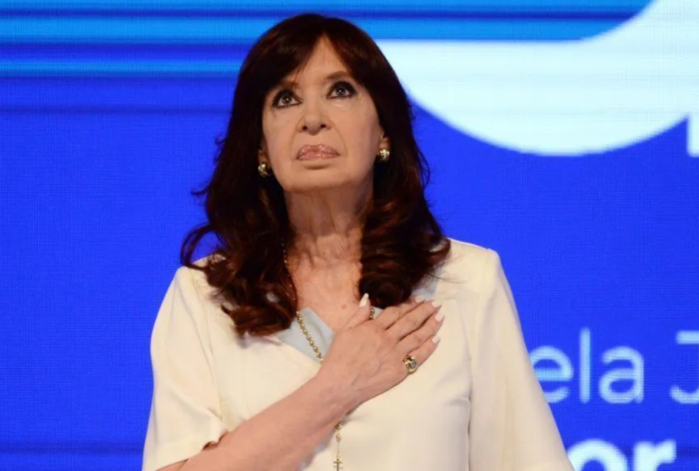 Cristina Kirchner é internada às pressas e passa por cirurgia na Argentina
