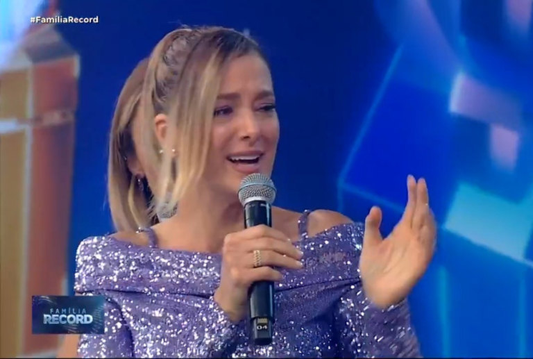 De saída da Record, Ticiane Pinheiro se emociona ao receber homenagem especial