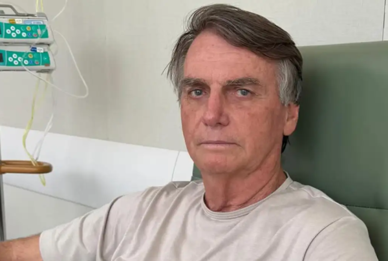 Bolsonaro chega a hospital para realizar exames após queda
