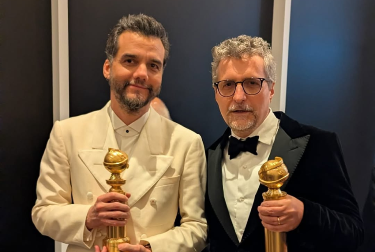 Wagner Moura e Kleber Mendonça se divertem em jogo de futebol de botão