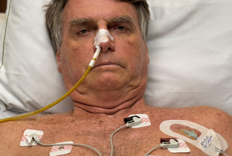 Após cair em cela, Bolsonaro tem traumatismo craniano leve, diz médico