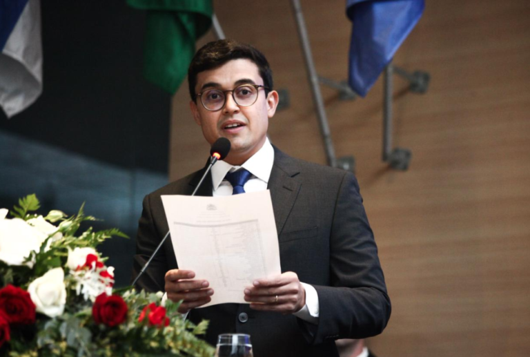 Victor Marques é empossado prefeito do Recife