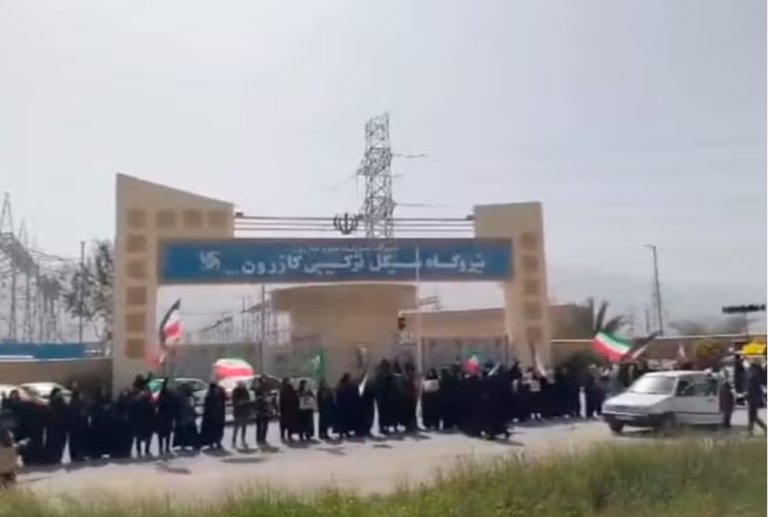 Iranianos formam “corrente humana” em usinas após ameaças dos EUA
