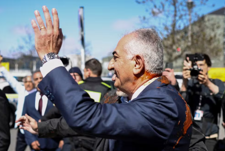 Príncipe herdeiro do Irã é alvo de tinta em suas costas durante evento na Alemanha