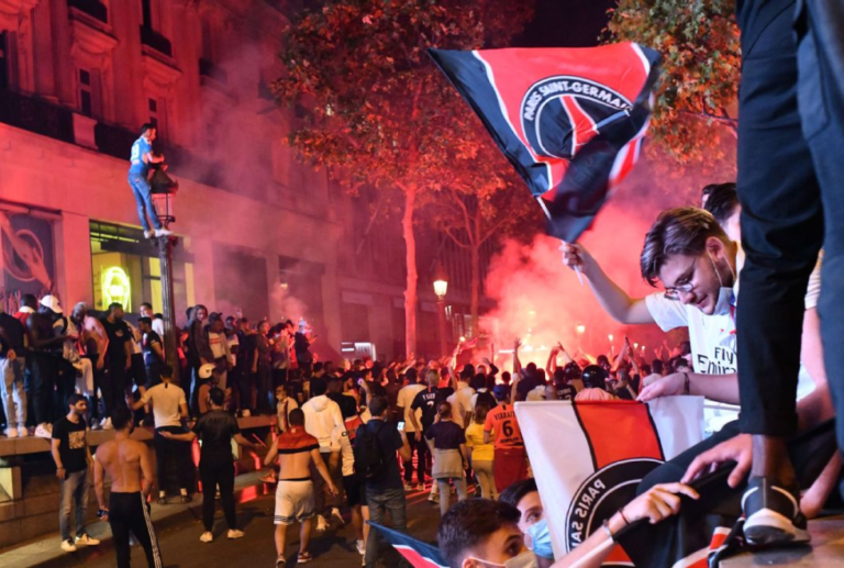 Celebração da torcida do PSG após vitória termina em confusão