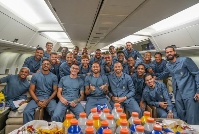 Seleção Brasileira chega aos EUA com uniforme assinado pelo estilista Ricardo Almeida seleção