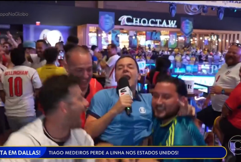 Tiago Medeiros é carregado por torcedores ingleses durante cobertura da Copa do Mundo