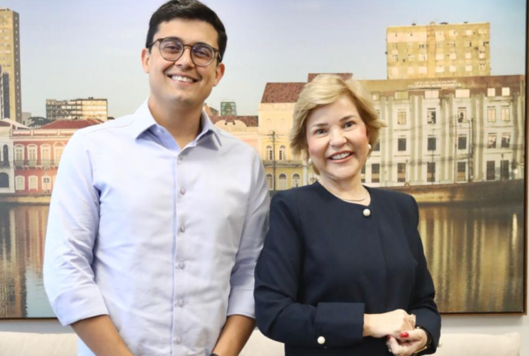 Victor Marques, prefeito do Recife, recebe Roberta Jungmann em seu gabinete