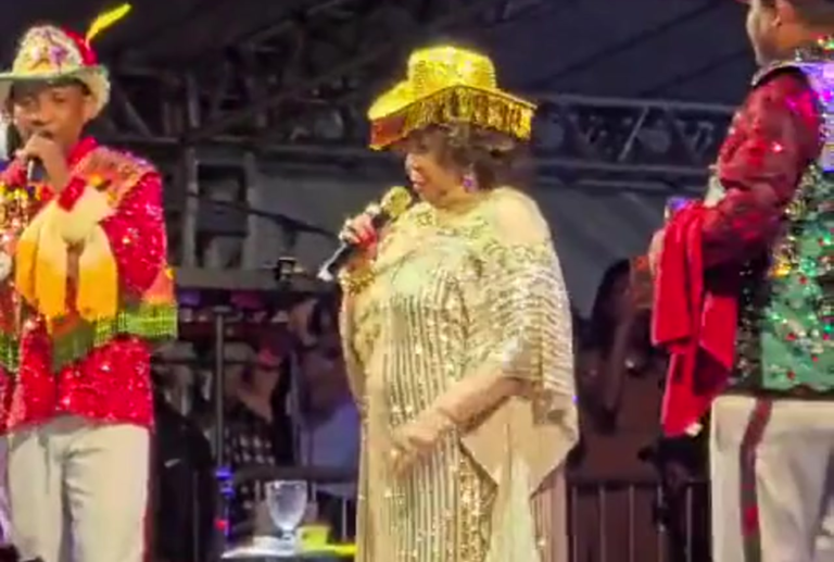 VÍDEO: Alcione cai no palco durante show no Maranhão e assusta fãs Alcione