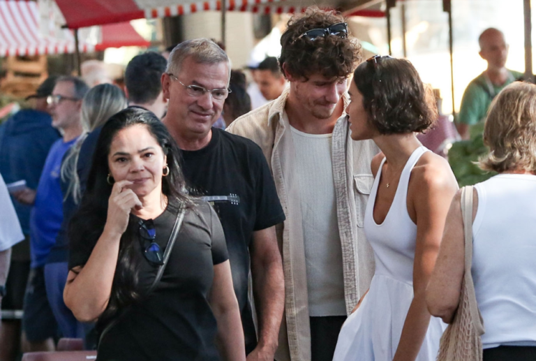 Shawn Mendes e Bruna Marquezine vão à feira no Rio com os pais da atriz