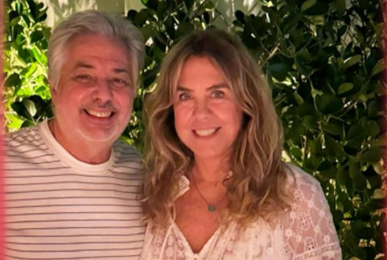 Roberto de Carvalho, viúvo de Rita Lee, posa sorridente ao lado da namorada; veja