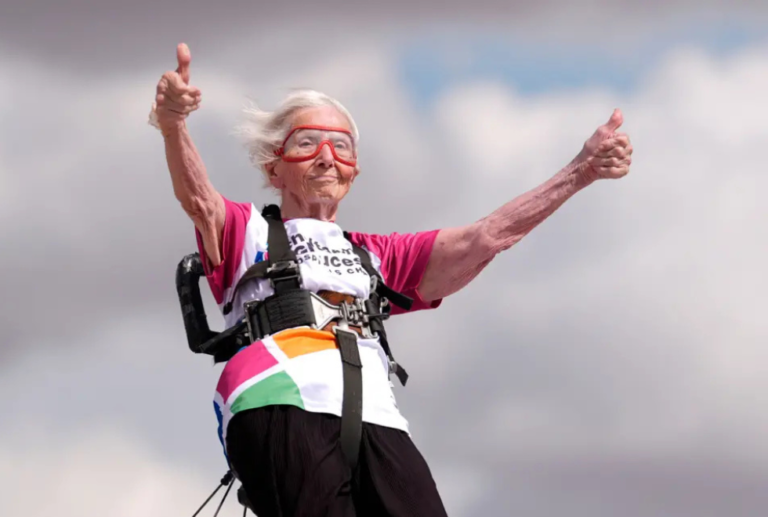 Britânica de 97 anos quebra recorde mundial ao andar sobre asa de avião; veja vídeo