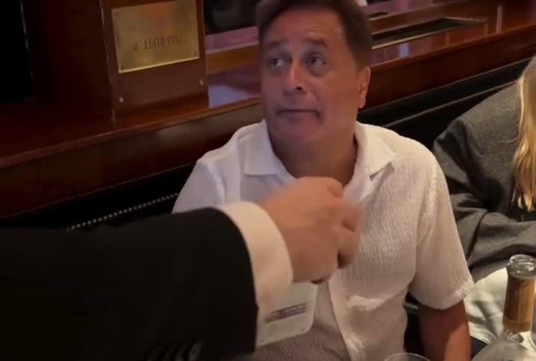 Leonardo se atrapalha ao pagar conta com cartão e diverte a web; assista